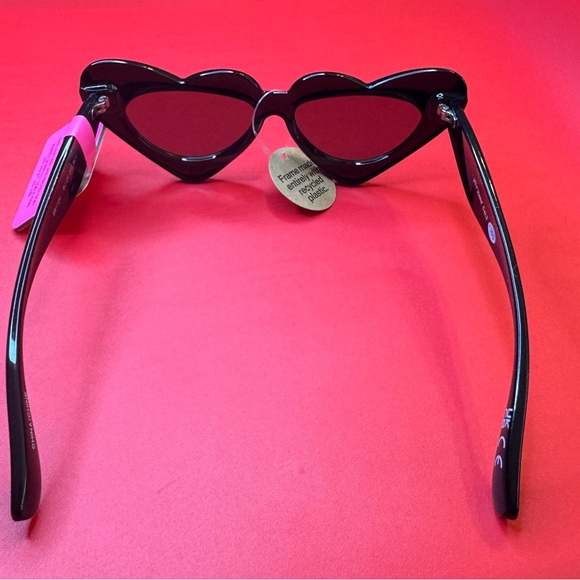 Adorable Betsey Johnson Heart Mirrored Sunglasses. NWT. 🥰 - Picture 4 of 6
